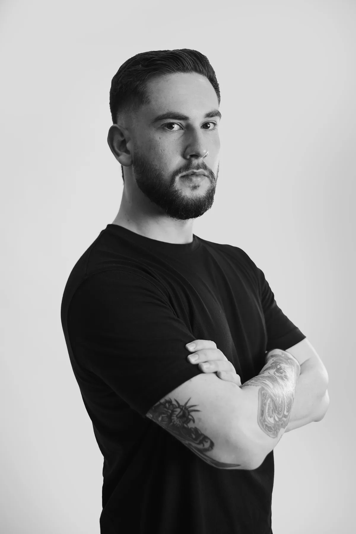 Retrato em preto e branco de Matheus Zucchi, fundador da MZ Media Management.